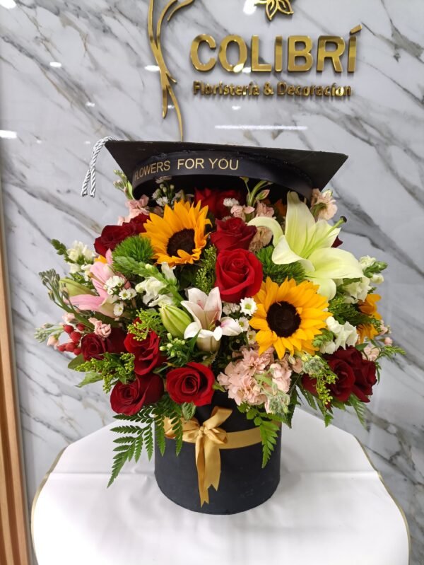Arreglo Floral de Graduación con Birrete Decorativo - Imagen 2