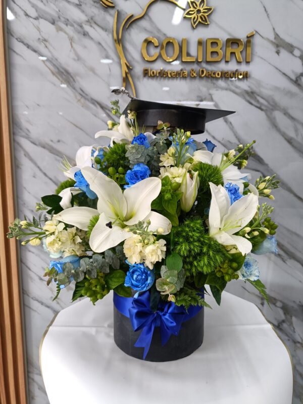 Arreglo Floral de Graduación en Tonos Azules - Imagen 2