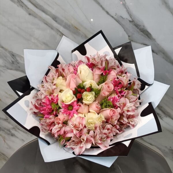Ramo Romántico de Rosas y Lirios - Imagen 2