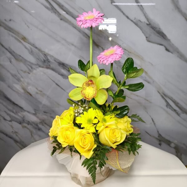 Arreglo Floral Elegante con Rosas Amarillas y Gerberas Rosadas - Imagen 2