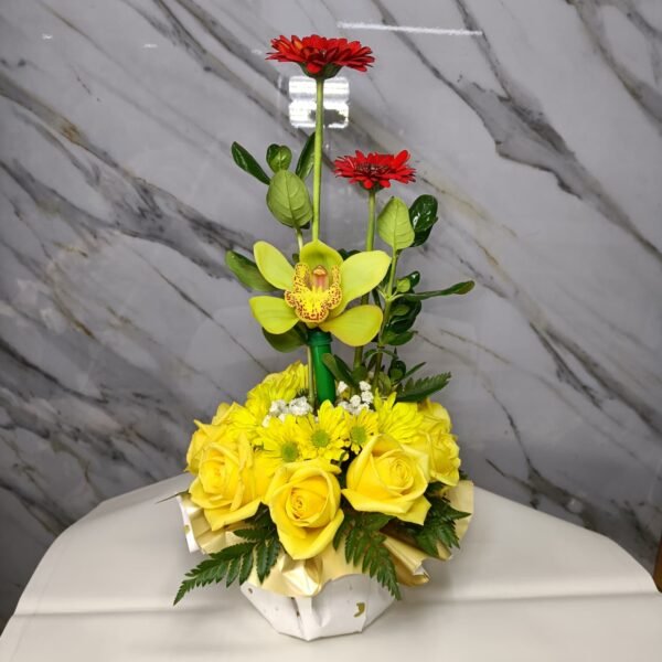 Arreglo Floral con Rosas Amarillas, Gerberas Rojas y Orquídea Exótica - Imagen 2