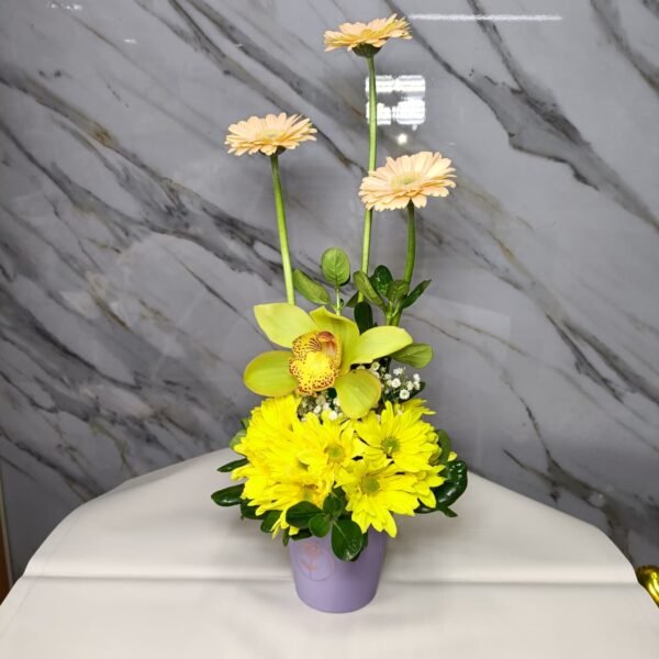 Arreglo Floral en Base Lila con Gerberas y Orquídea - Imagen 2