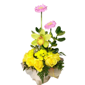Arreglo Floral Elegante con Rosas Amarillas y Gerberas Rosadas