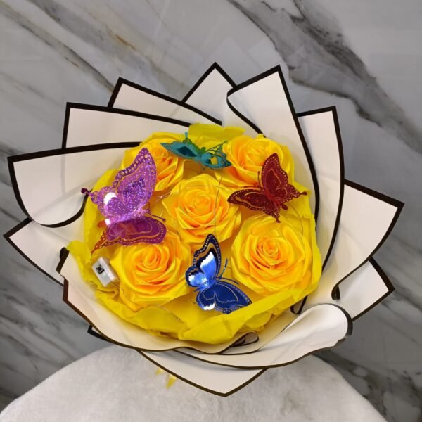 Bouquet de Rosas Amarillas con Mariposas Multicolor - Imagen 2