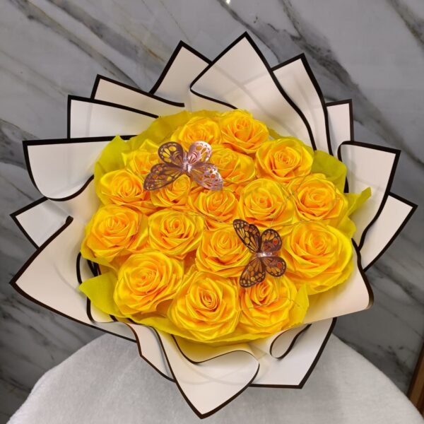 Bouquet de Rosas Amarillas con Mariposas Doradas - Imagen 2
