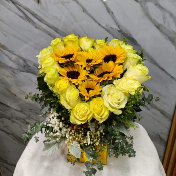 Arreglo Corazón de Girasoles y Rosas Amarillas - Imagen 2
