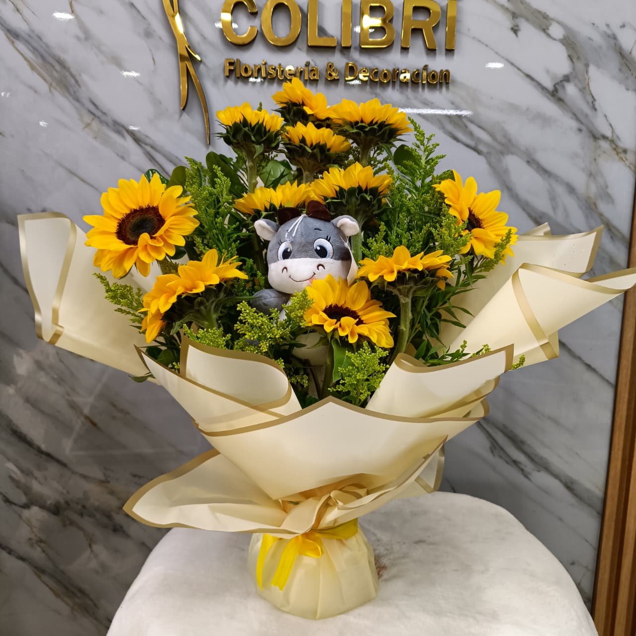 Ramo de Girasoles con Peluche Vaquita - Imagen 2