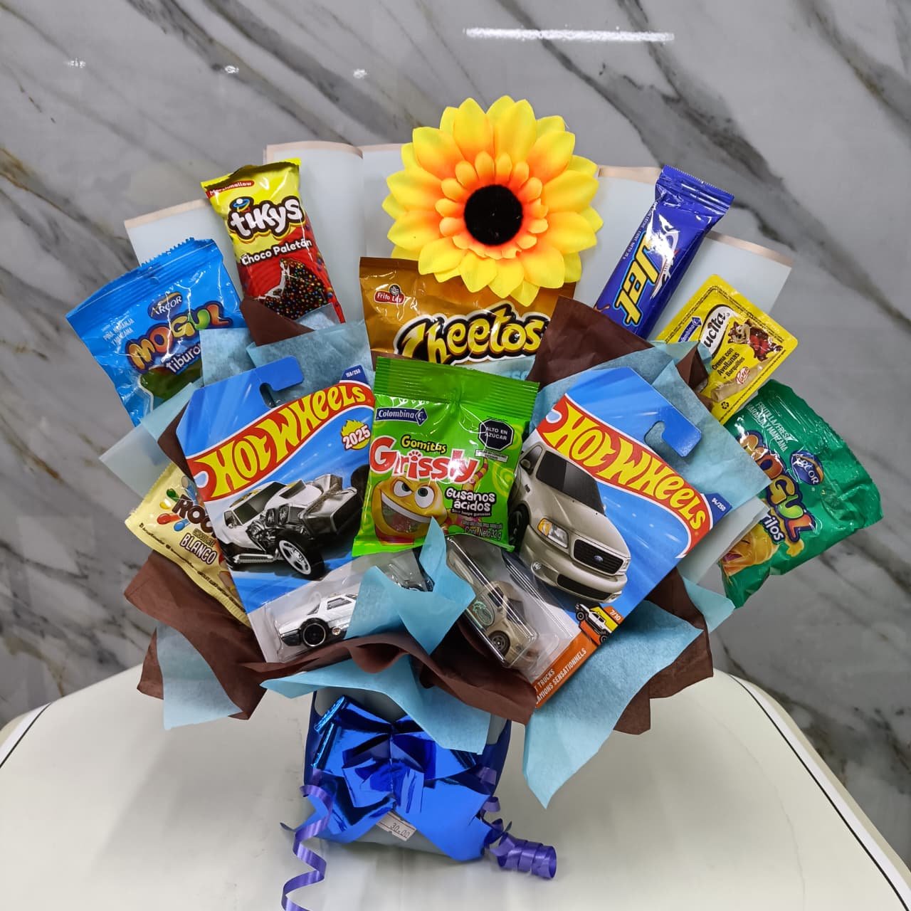 Bouquet XL Hot Wheels con 3 Carros y Snacks Variados - Imagen 2